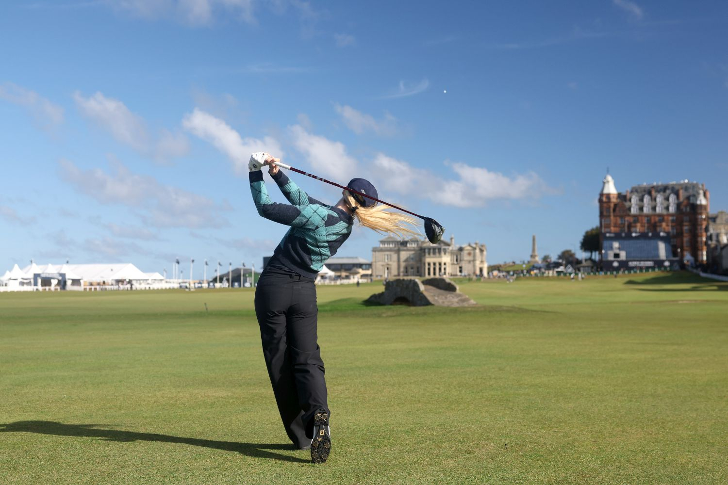 Americká herečka Kathryn Newton v St. Andrews (foto: GettyImages).